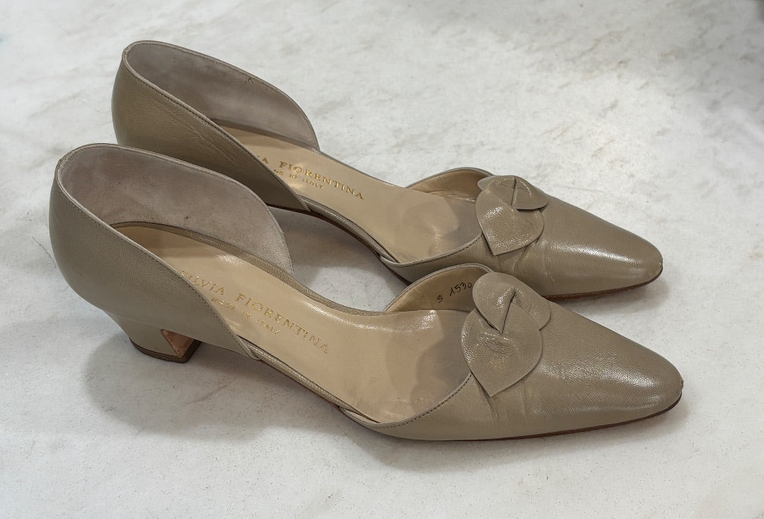 Silvia Fiorentina Taupe D’Orsay Kitten Heel Leather Bow Detail Pumps, 7M
