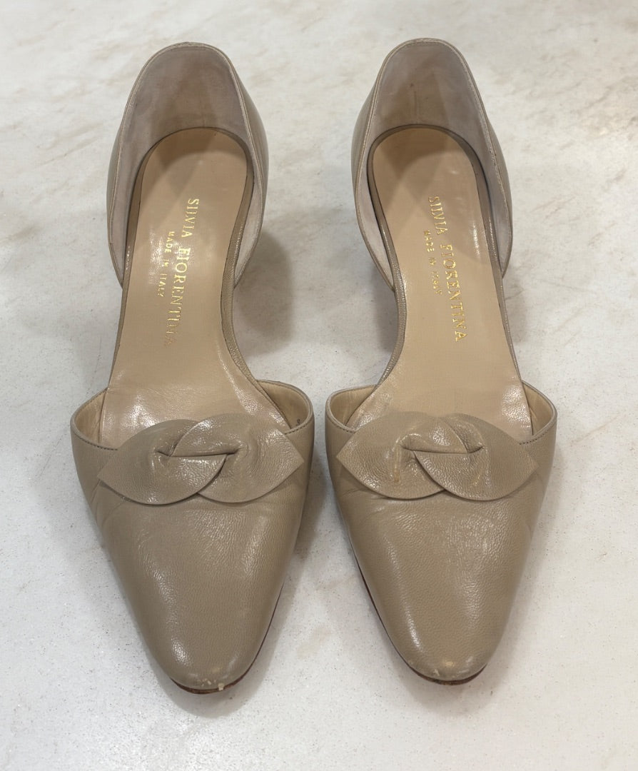 Silvia Fiorentina Taupe D’Orsay Kitten Heel Leather Bow Detail Pumps, 7M