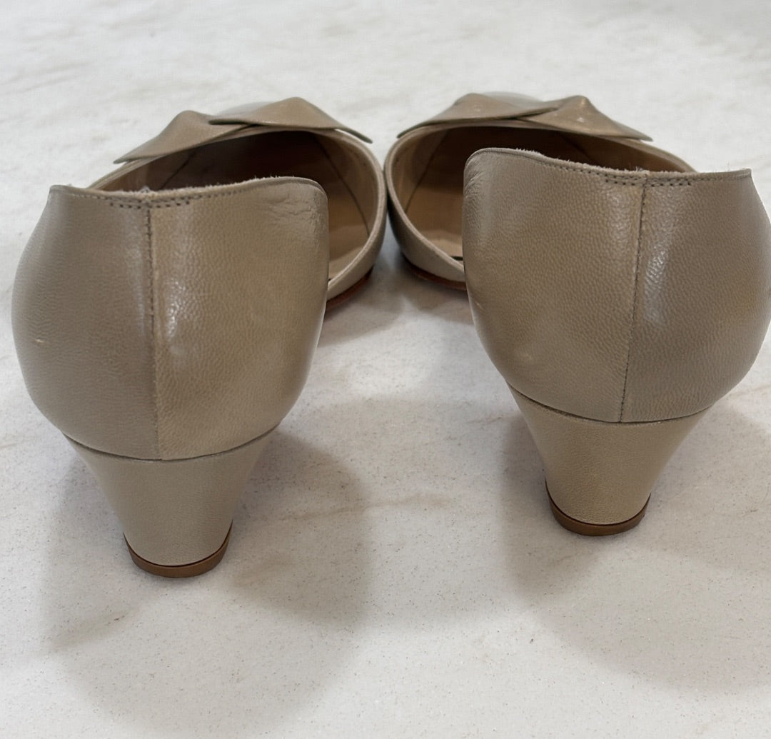 Silvia Fiorentina Taupe D’Orsay Kitten Heel Leather Bow Detail Pumps, 7M
