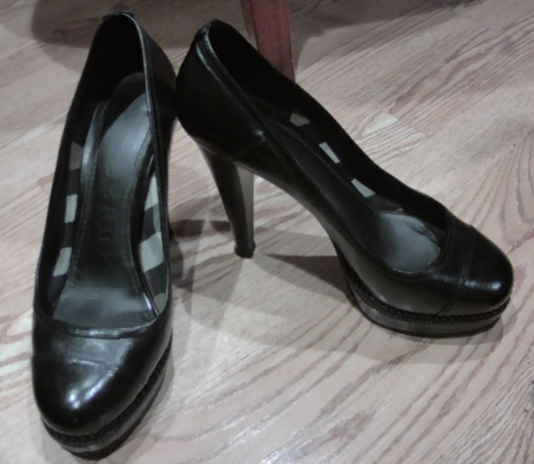 Burberry Prorsum Black Leather With Gold Logo Back Heels, 37